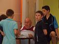 Henri cerne par les jeunes qui veulent connaitre leur poule